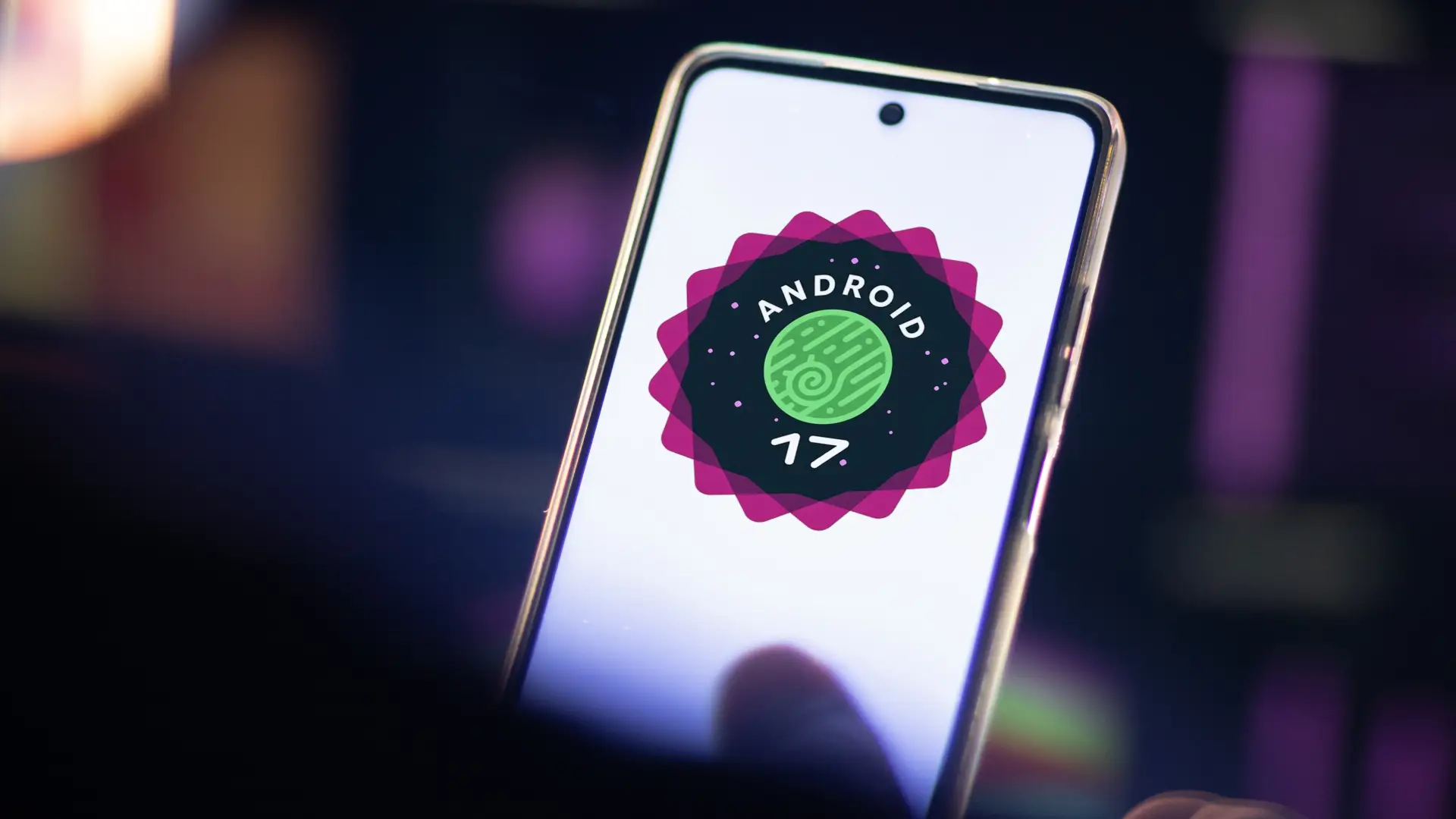 Imagem de um celular com a logo do Android 17