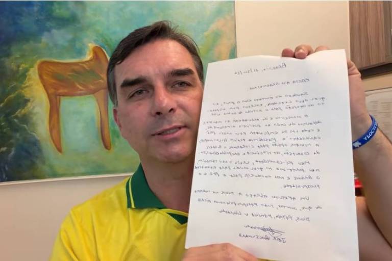 Flávio Bolsonaro exibindo carta manuscrita atribuída a Jair Bolsonaro em transmissão nas redes sociais