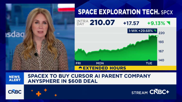 Painel mostrando o anúncio de compra da startup Cursor pela SpaceX