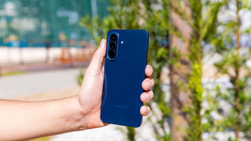 Galaxy A57 5G em destaque mostrando tela e traseira