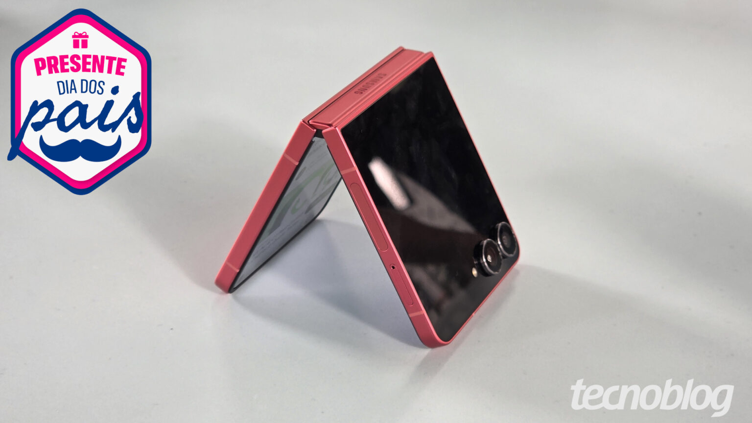 Imagem do Galaxy Z Flip 7 com destaque para tela externa e interna