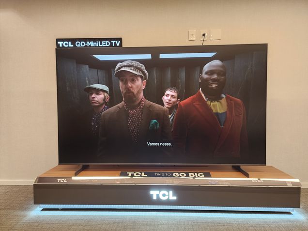 Detalhe do painel Mini LED da TCL C6K com tecnologia antirreflexo