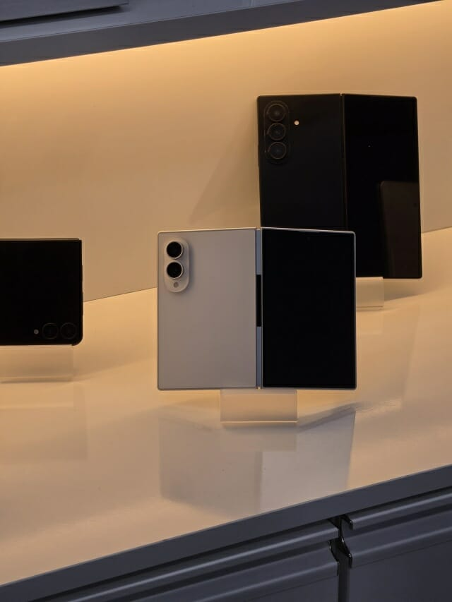 Foto real do Galaxy Z Fold 8 em exposição em loja oficial Samsung na Coreia do Sul