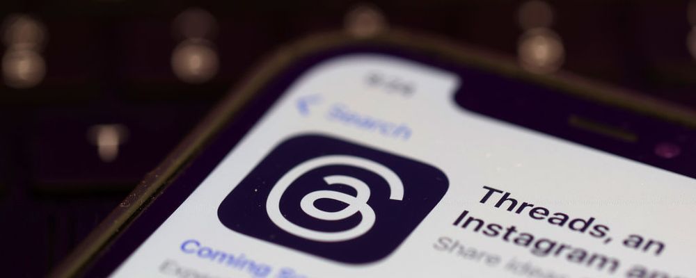 Interface do Threads em smartphone com foco no feed de posts em texto