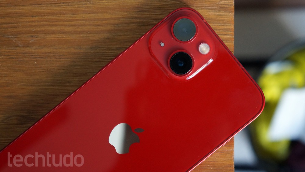 Modelos de iPhone 13 na cor vermelha lado a lado