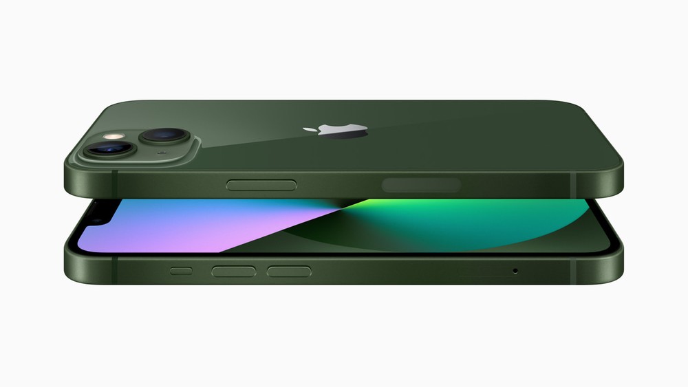 iPhone 13 verde apoiado sobre superfície clara
