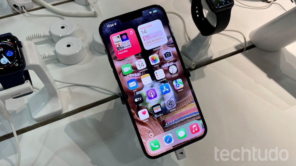 Unidade de iPhone 13 exposta em vitrine de loja física