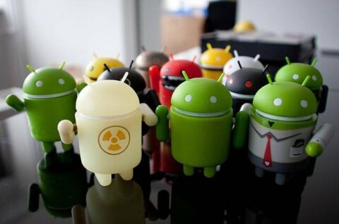 Ilustração do Android com múltiplos aplicativos e assistentes de IA