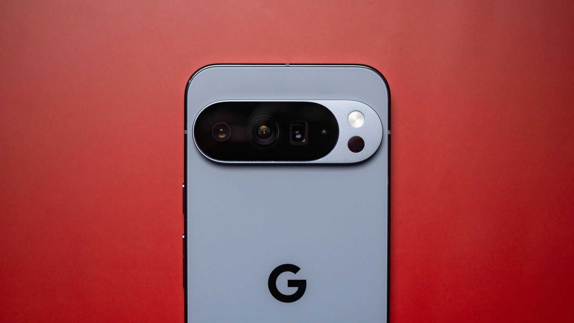 Ilustração do Pixel 11 Pro com LEDs RGB Pixel Glow iluminados em cores variadas