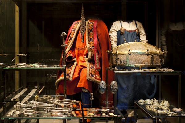 Trajes e joias vikings expostos no Museu Nacional da Dinamarca