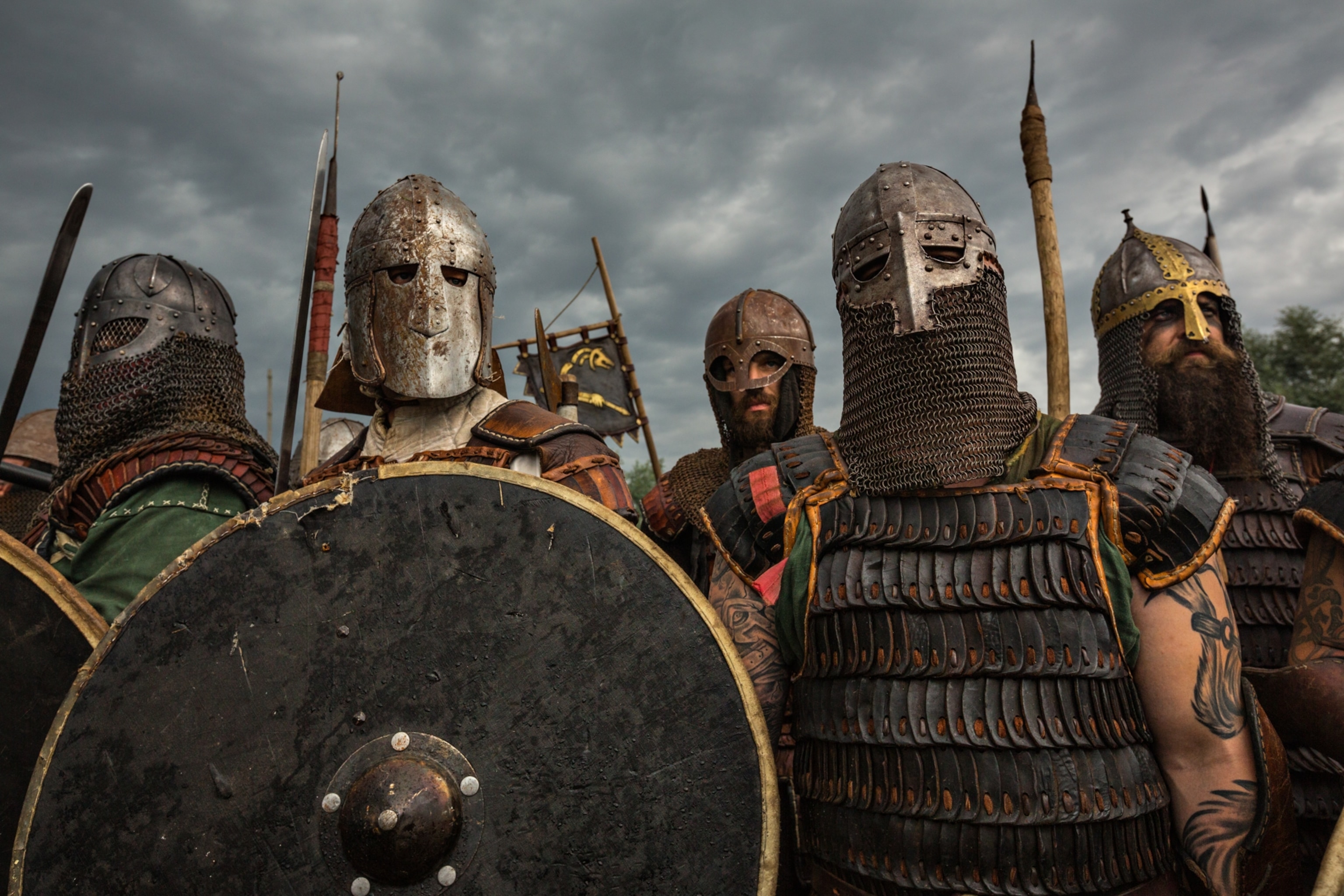 Reencenadores vestidos para batalha viking na Polônia