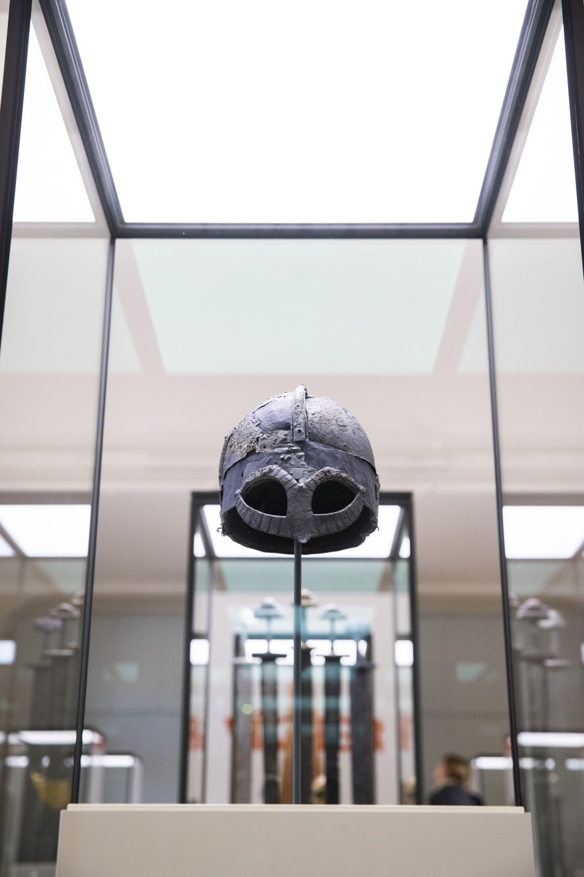 Capacete viking de Gjermundbu exposto no museu em Oslo