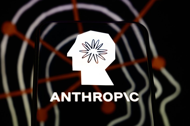 Logo da Anthropic em um smartphone sobre superfície refletiva com ilustração da marca projetada