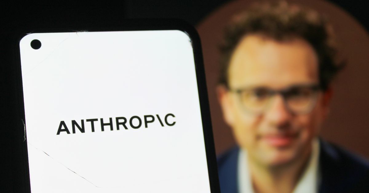 Pessoa segurando celular que exibe o nome Anthropic na tela