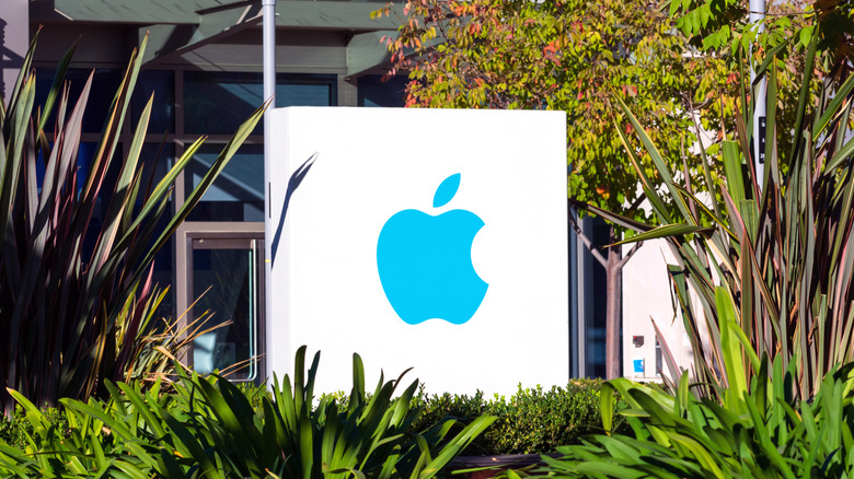 Logo da Apple na frente de prédio de escritórios