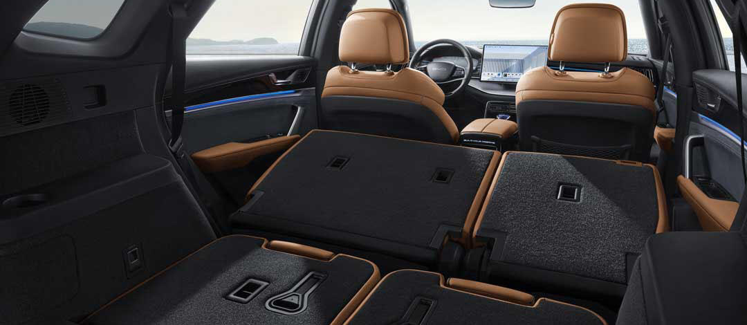 Interior do BYD Tan com acabamento de luxo e tela central