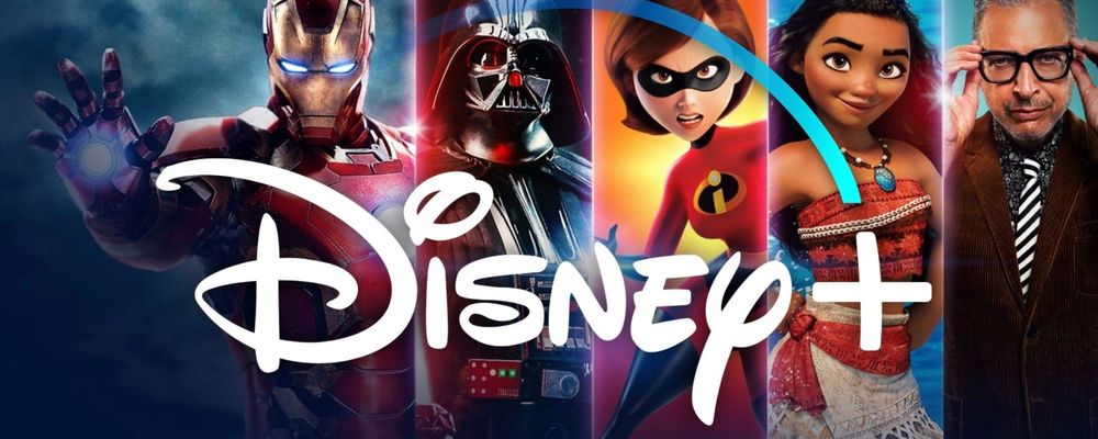 tela inicial do app Disney+ em uma TV, com diversos cards de filmes e séries