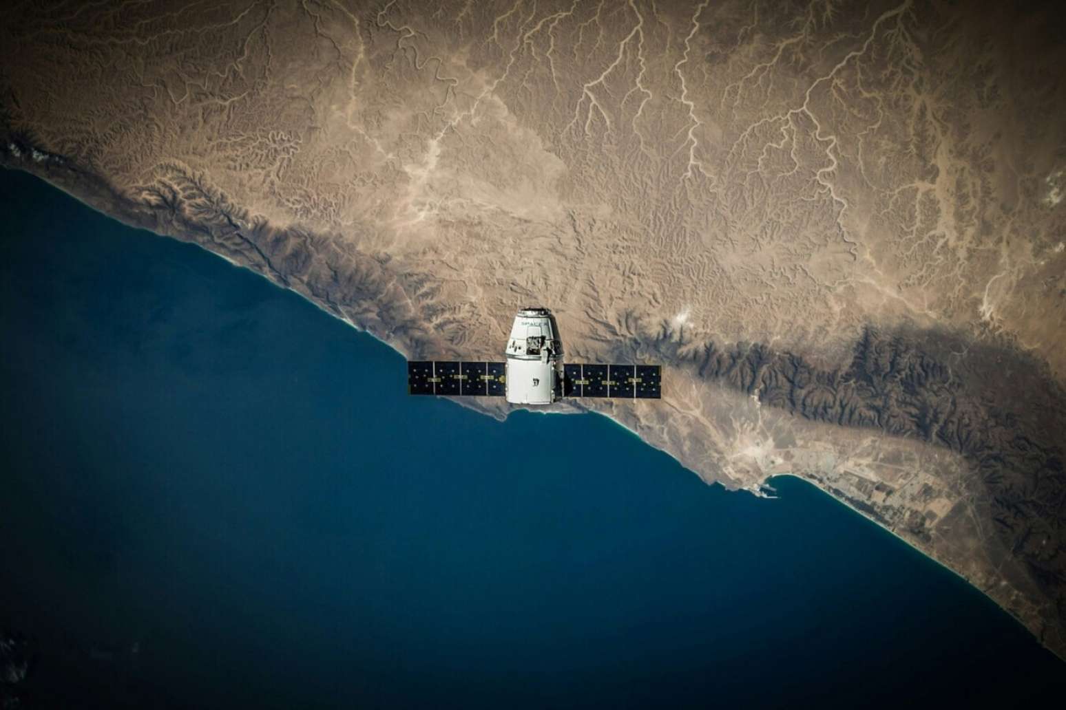 Imagem usada pelo Terra para ilustrar megaconstelações de satélites e poluição luminosa