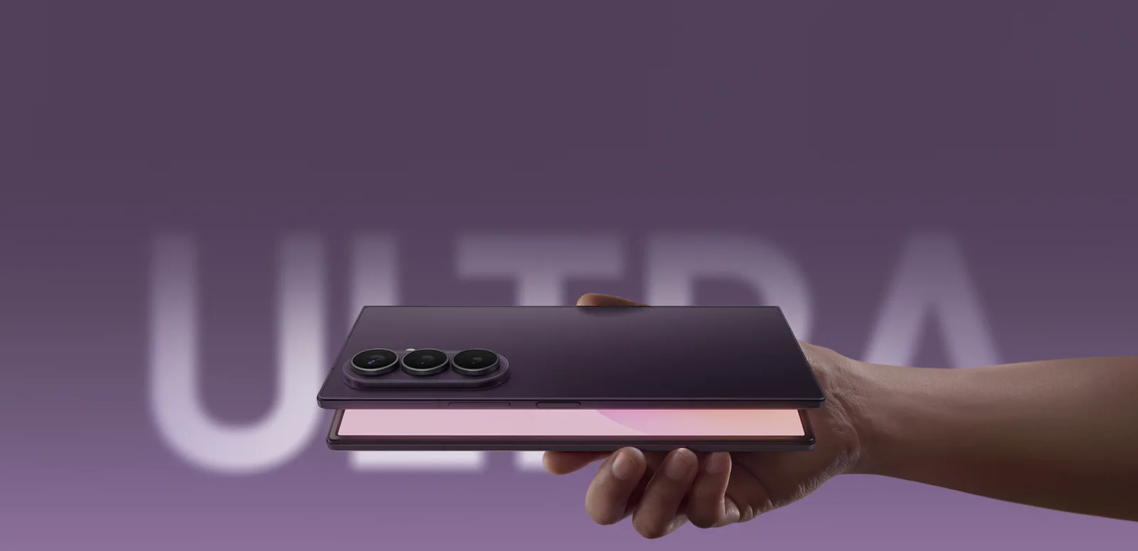 Galaxy Z Fold 8 Ultra parcialmente aberto visto de trás com luz da tela saindo pela abertura