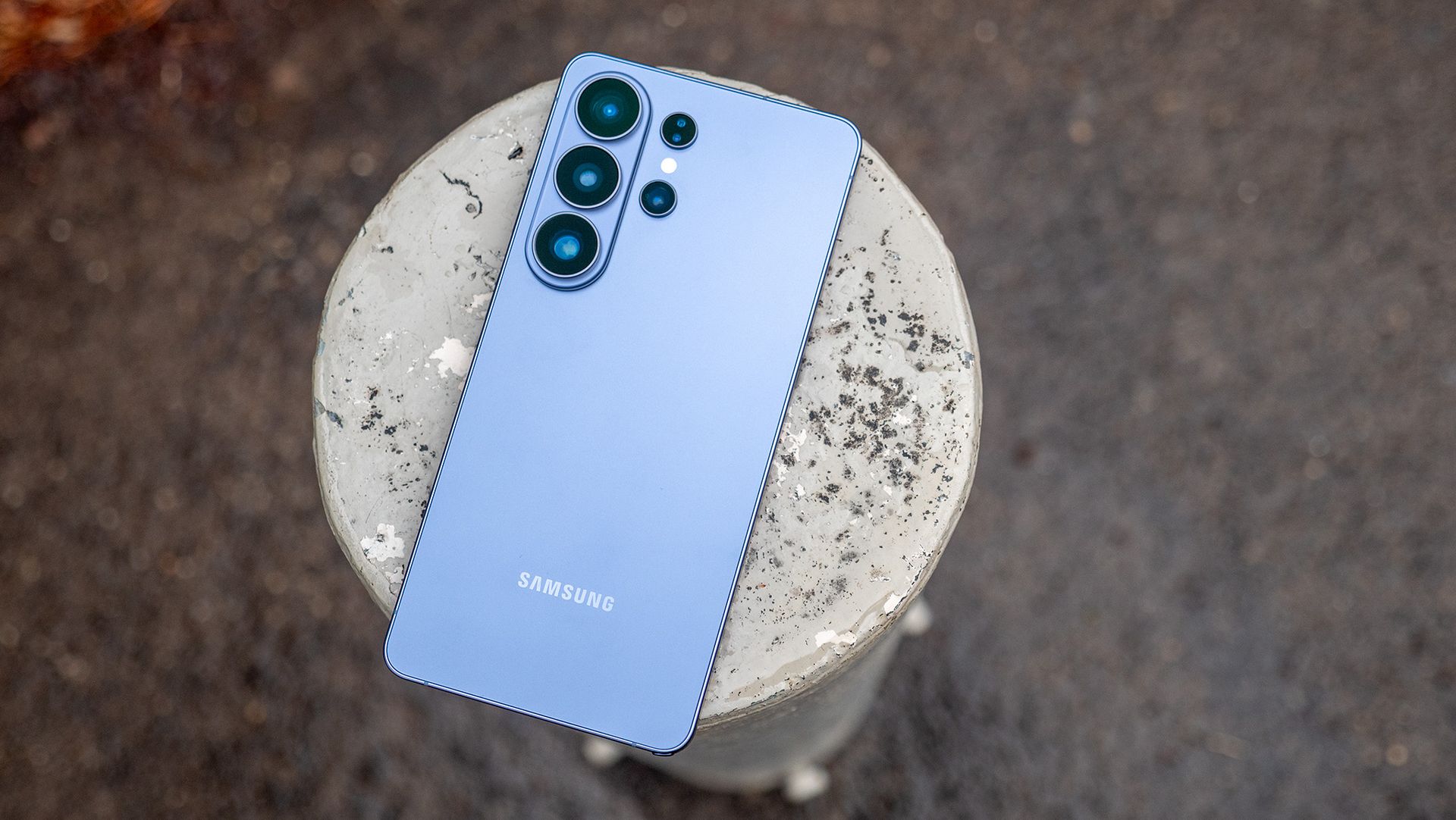 Traseira azul de um Samsung Galaxy S26 Ultra destacando o módulo de câmeras