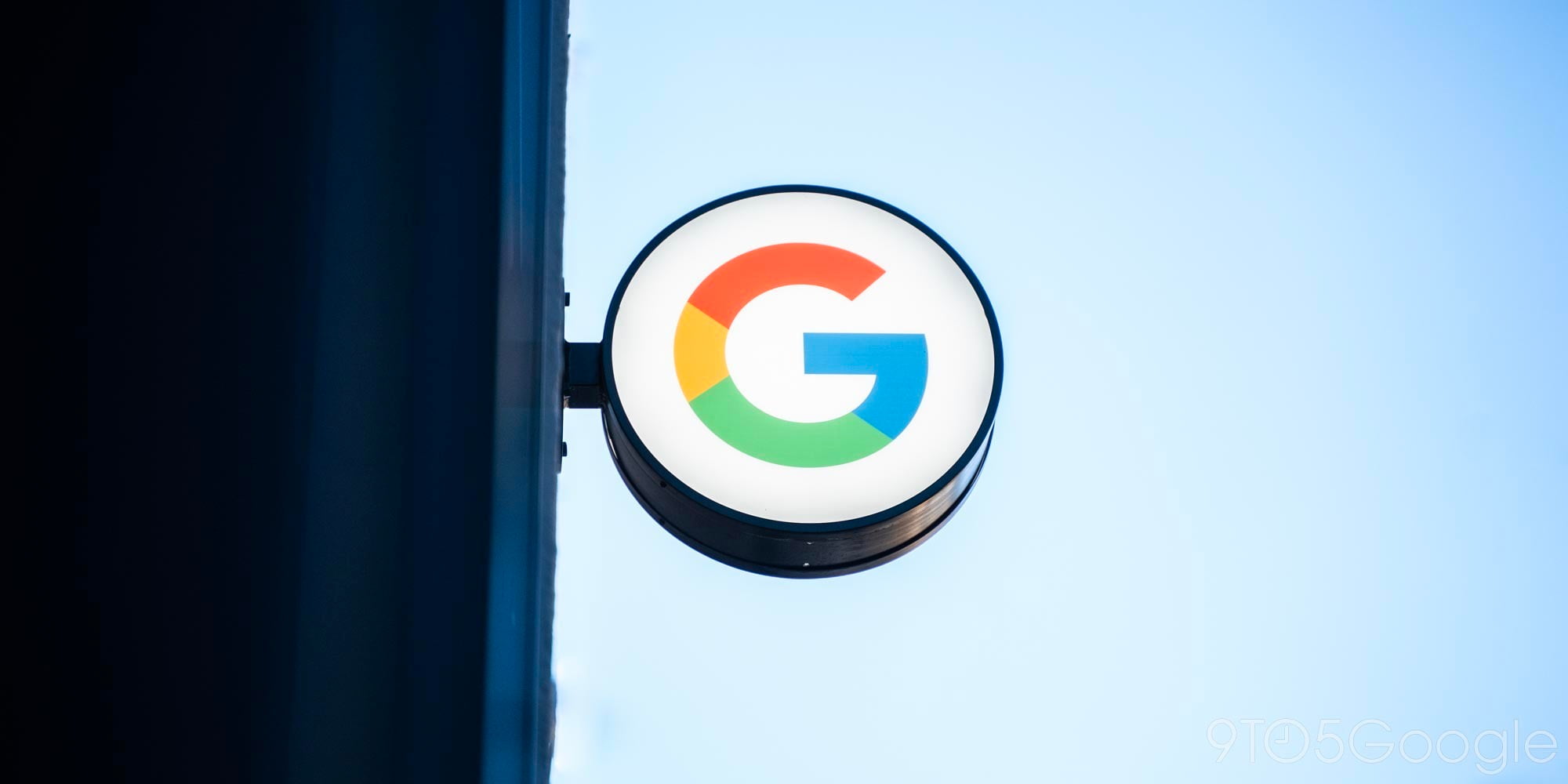 Interface do Google Discover com botão de menu em três pontos para personalização