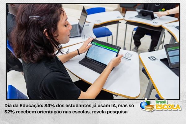 Estudante em sala de aula usando um tablet sobre a carteira