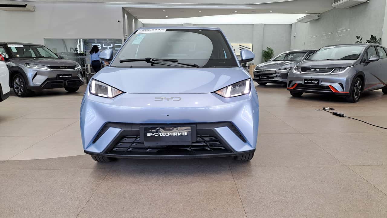 BYD Dolphin Mini exposto em concessionária no Brasil