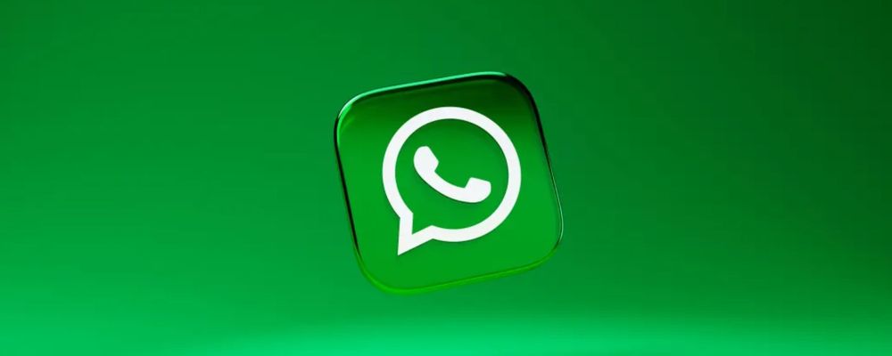 Tela do WhatsApp em iPhone com barra inferior e menus no estilo Liquid Glass