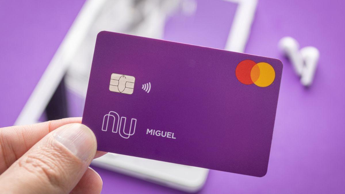 Pessoa programando em notebook com gráficos e código na tela, representando requisitos técnicos do estágio do Nubank