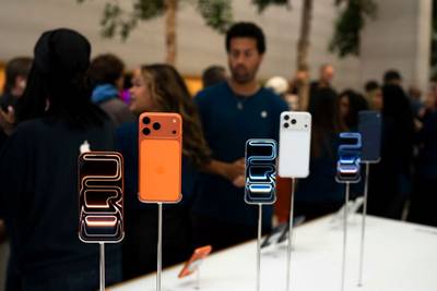 iPhone 17 Pro Max em exposição durante lançamento em loja
