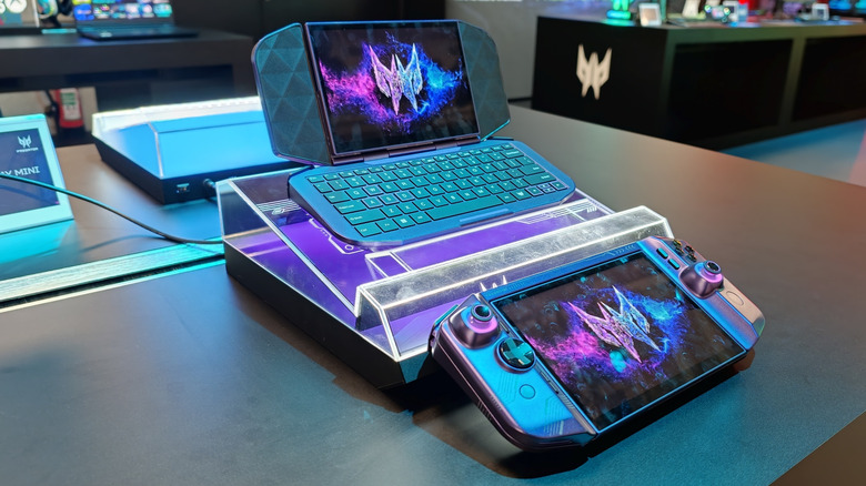 Project DualPlay Mini em modo handheld e em modo mini notebook lado a lado