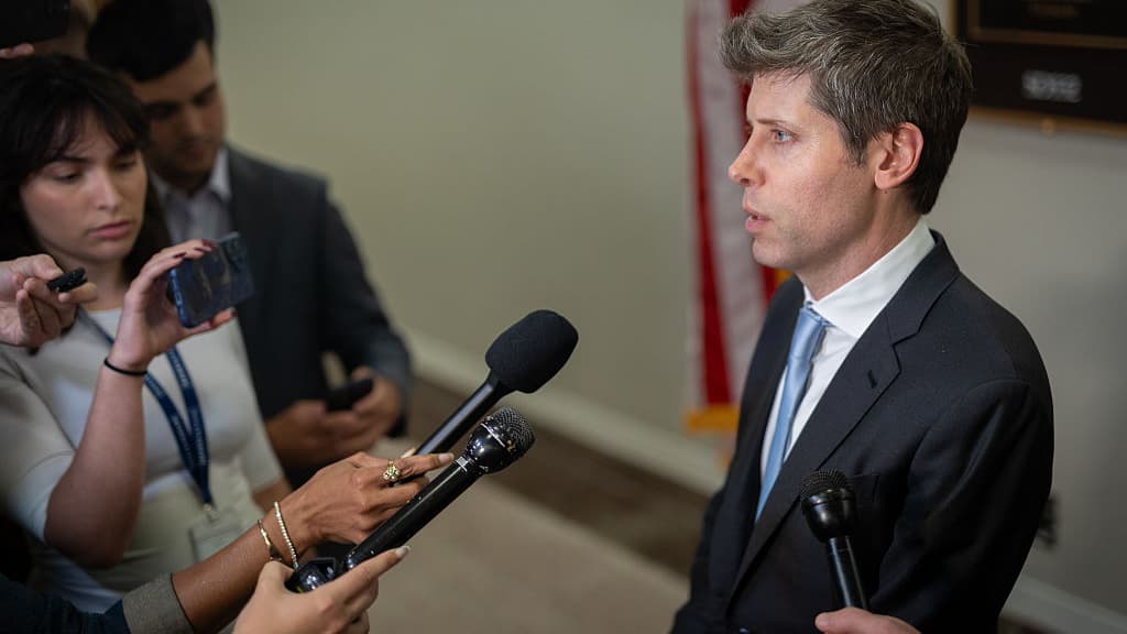 Sam Altman falando com repórteres em um prédio do Senado dos Estados Unidos
