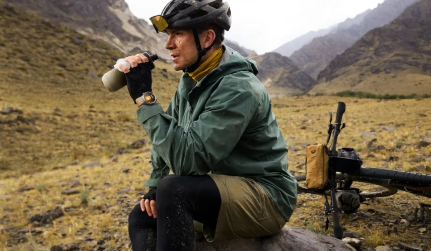 Ciclista em descanso usando o Huawei Watch GT 6 Pro