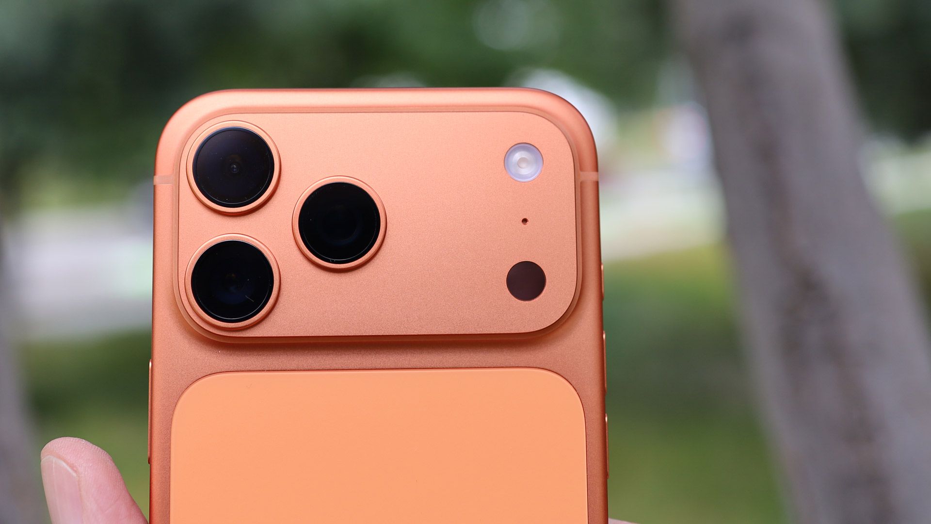 iPhone 17 Pro Max em mãos exibindo módulo de câmeras traseiras