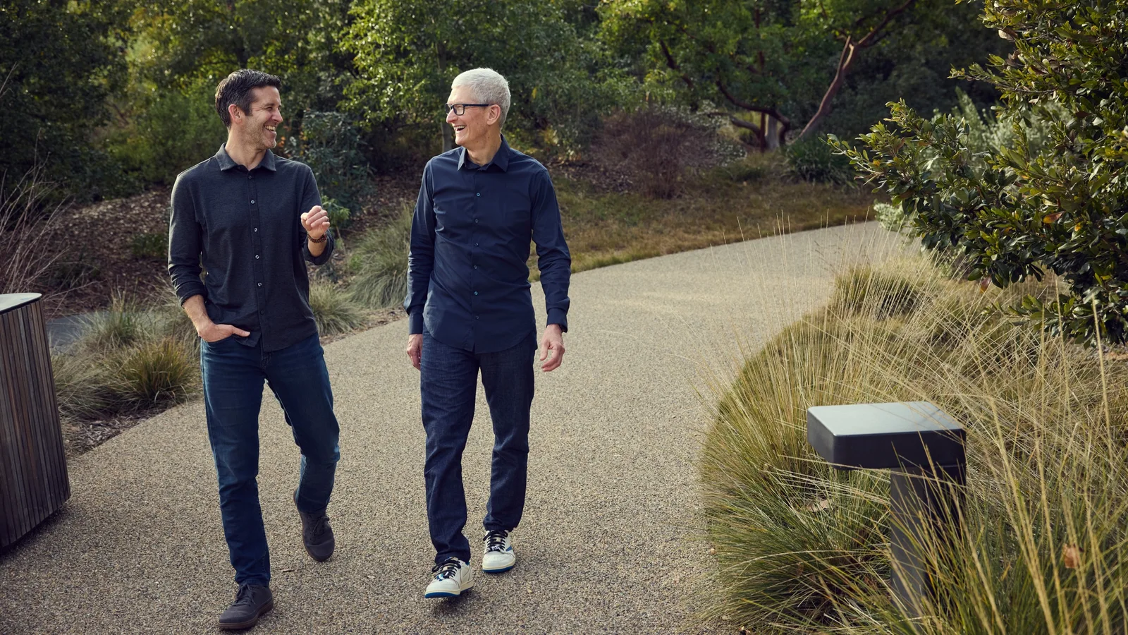 Tim Cook e John Ternus caminhando no Apple Park