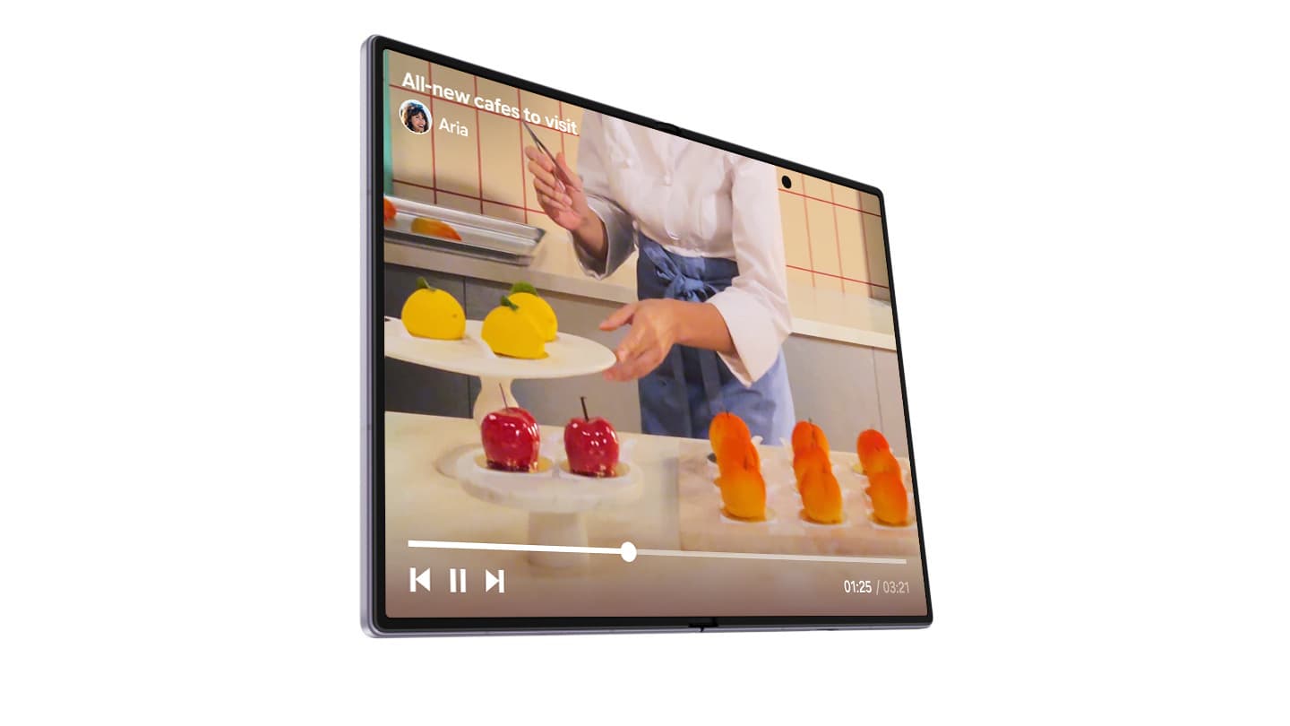 Galaxy Z Fold8 exibindo feed de rede social na tela externa e vídeo aberto na tela interna