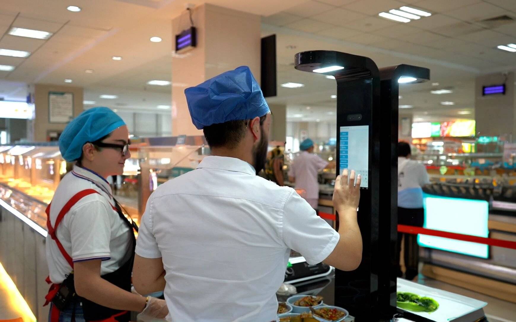 Interface de sistema de checkout automático que identifica pratos em uma bandeja