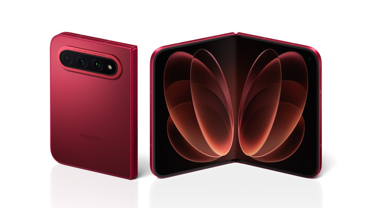 Xiaomi 18 Fold em vermelho exibindo a tela externa de 5,38 polegadas e módulo triplo de câmeras traseiras