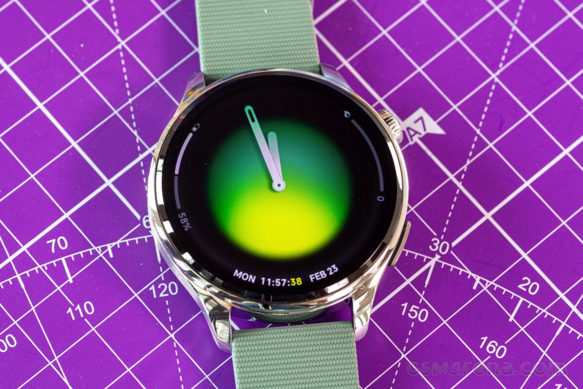 Xiaomi Watch 5 exibindo mostrador digital na tela AMOLED