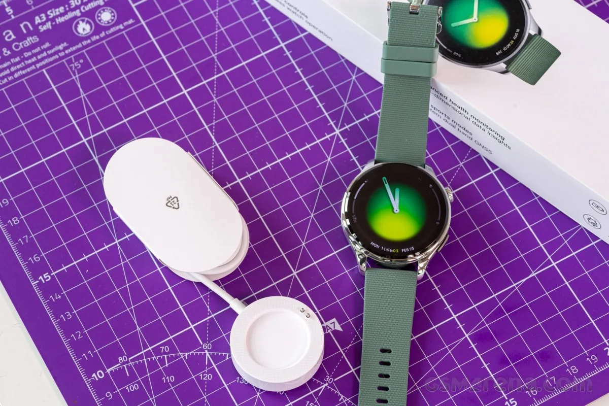 Configuração do Xiaomi Watch 5 ao lado de um smartphone Android
