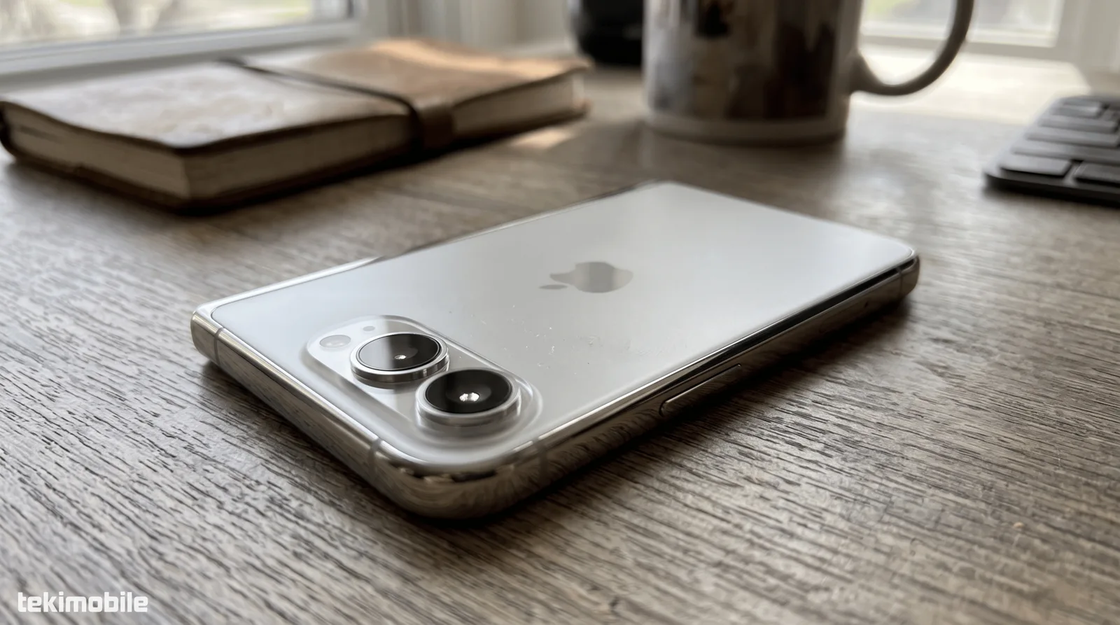 iPhone Duo fechado mostrando a traseira em titânio e o módulo de duas câmeras