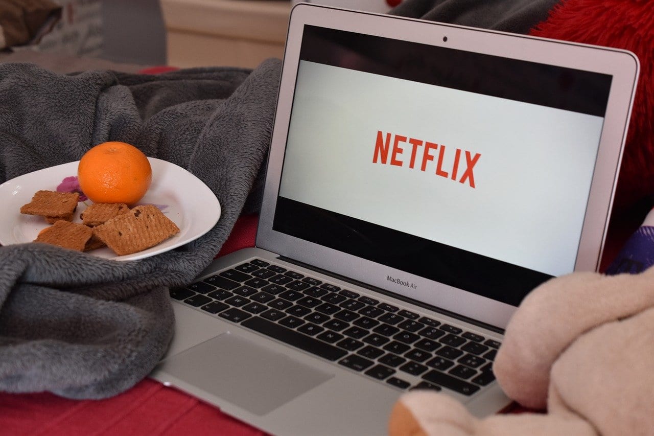 Vídeo: como ver a Netflix na TV, mesmo sem ser Smart TV (até de tubo dá)