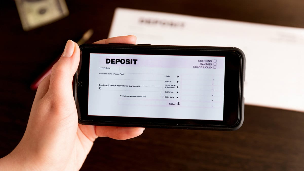 Um erro que você comete ao depositar cheques usando seu telefone