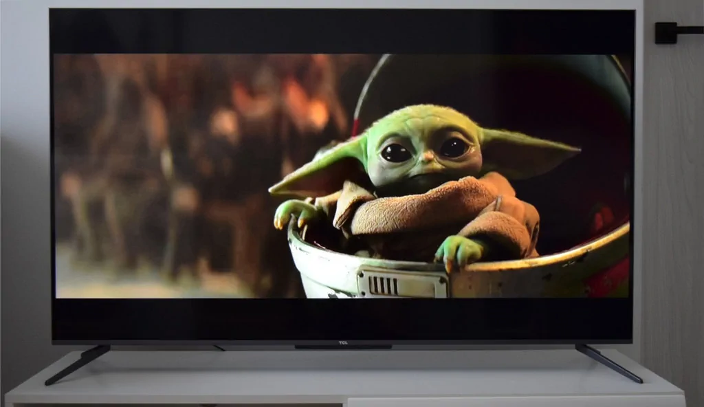 Review TV QLED TCL C715: 4K, Android TV e boa imagem com preço acessível