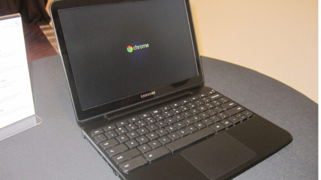 Na imagem vemos o notebook da google, veja como artigo como instalar aplicativos android no chromebook