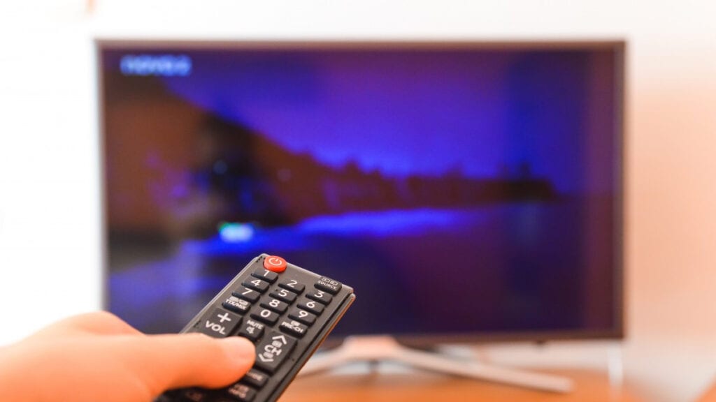 Configurando a sua televisão, vai conseguir melhorar a qualidade, na imagem vemos alguém fazendo isso