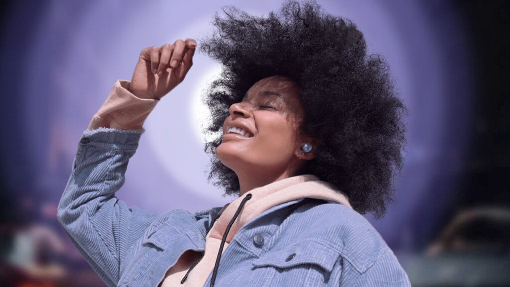 Na imagem vemos uma pessoa fazendo uso de toda capacidade dos Galaxy Buds Pro