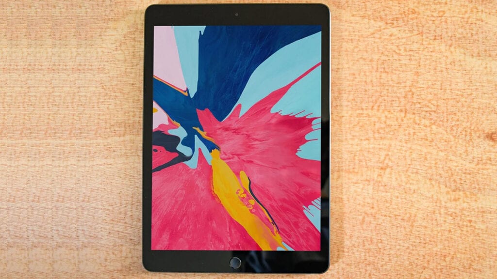 Na imagem vemos um ipad que possui suporte a dualsense