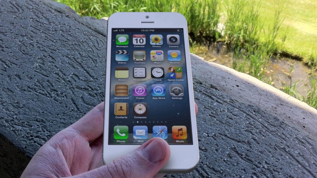 Na imagem vemos um iphone que possui suporte ao Dualsense