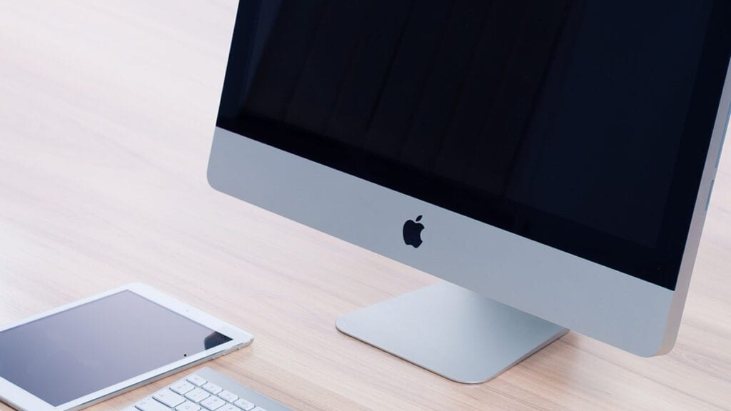 Na imagem vemos um mac e ipad e nesse guia vamos ver como transferir videos do computador para um ipad ou iphone